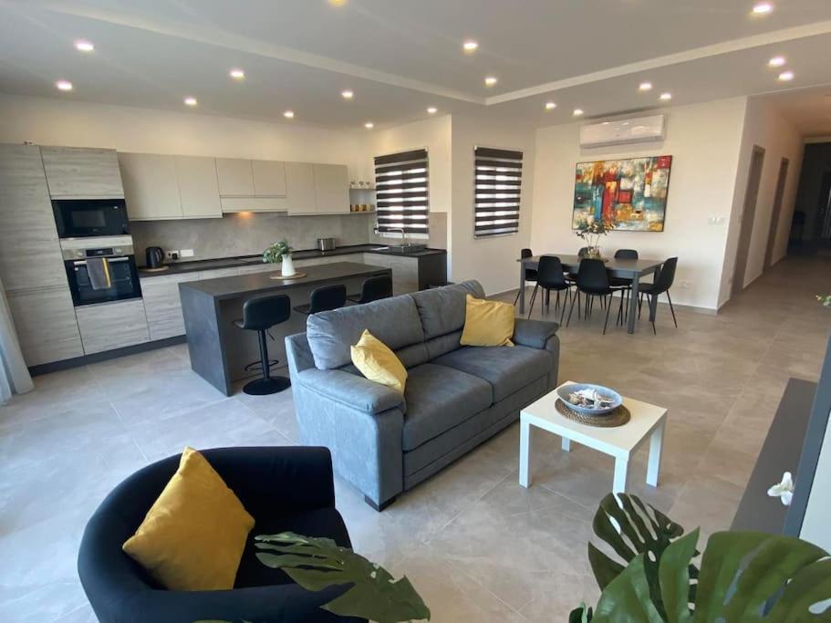 Yellow Hill Penthouse *
