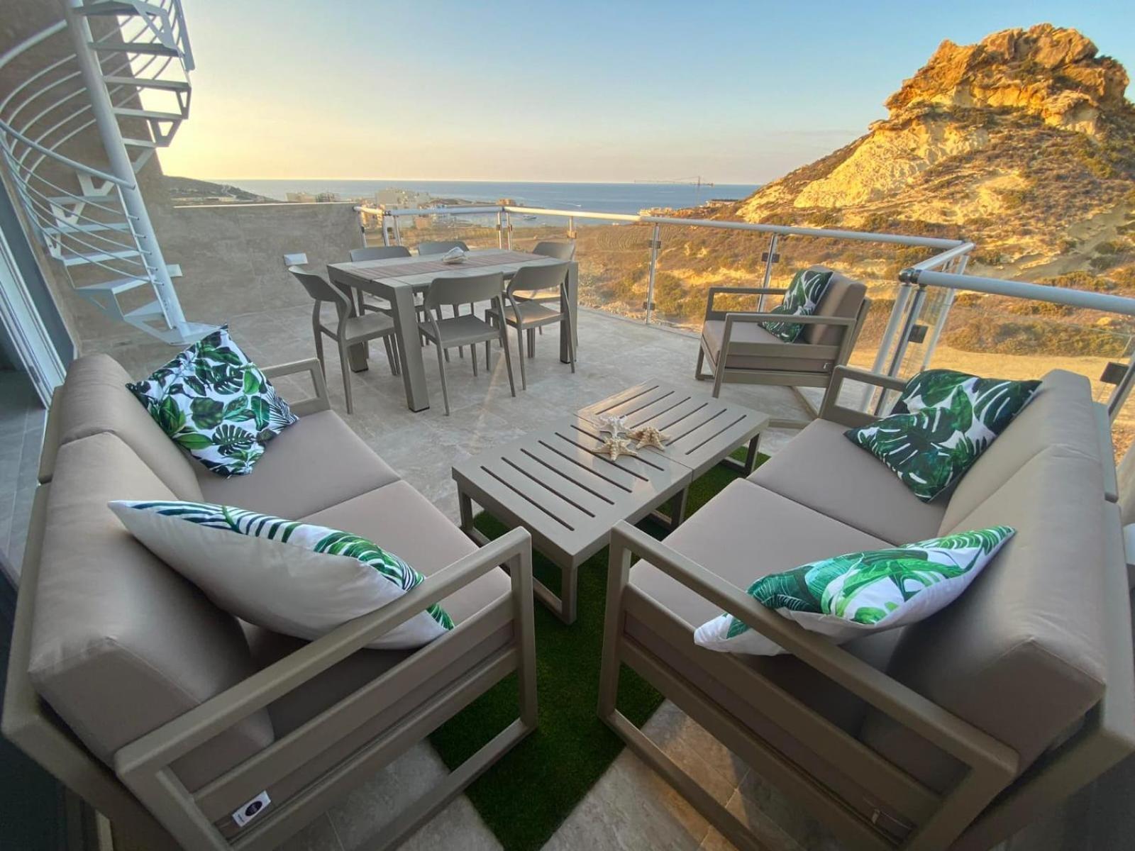Yellow Hill Penthouse Apartment *